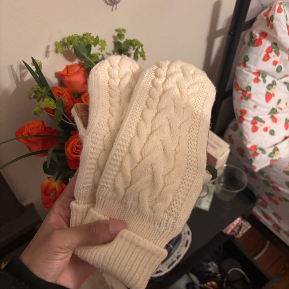 Cozy Cream Cable Knit Mittens